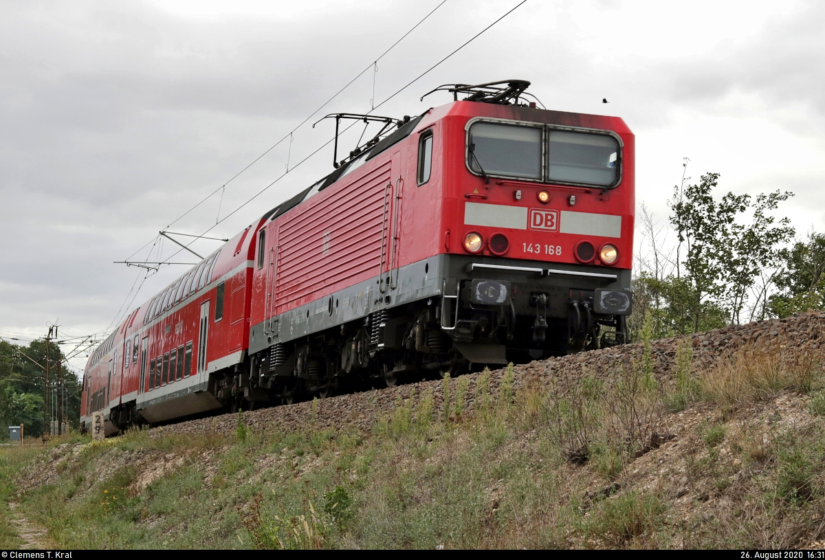 143 168-3 befährt den Abzweig Saalebrücke in Halle Südstadt (Bft Südstadt Sa).

🧰 S-Bahn Mitteldeutschland (DB Regio Südost)
🚝 S 37749 (S7) Halle-Nietleben–Halle(Saale)Hbf
🚩 Bahnstrecke Halle–Hann. Münden (KBS 590)
🕓 26.8.2020 | 16:31 Uhr