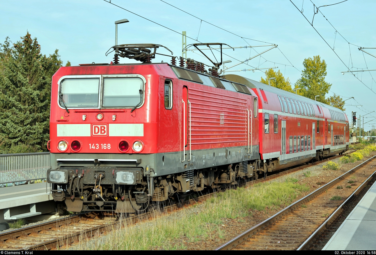 143 168-3 steht im Hp Halle Rosengarten auf Gleis 2.

🧰 S-Bahn Mitteldeutschland (DB Regio Südost)
🚝 S 37748 (S7) Halle(Saale)Hbf–Halle-Nietleben
🚩 Bahnstrecke Halle–Hann. Münden (KBS 590)
🕓 2.10.2020 | 16:58 Uhr