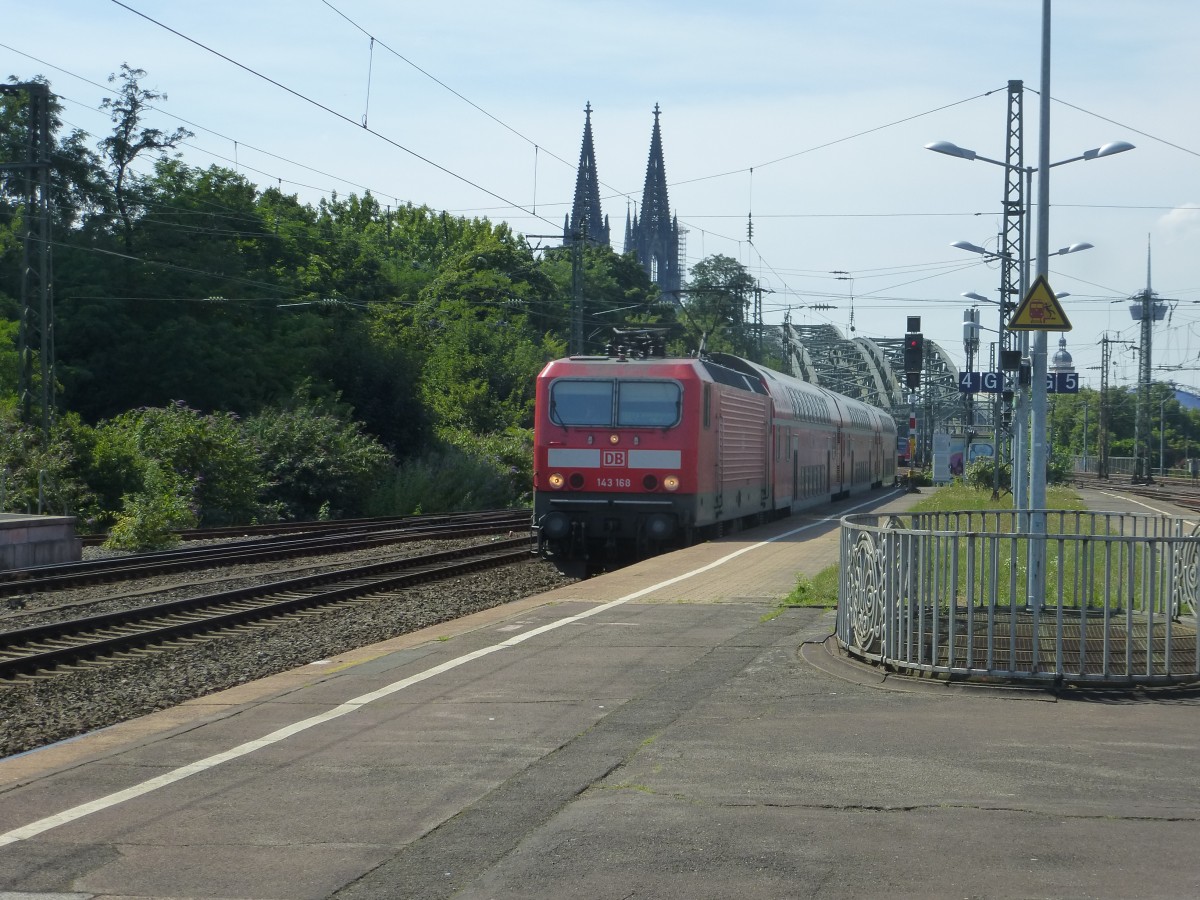 143 168 fuhr am 01.08.2015 mit einem Regionalzug durch den Bahnhof Köln Messe/Deutz.