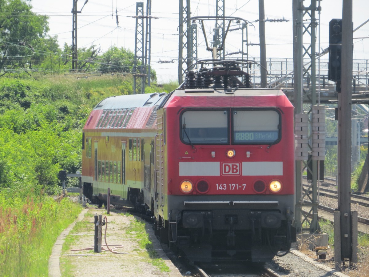 143 171 7 mit einer RB nach Bitterfeld am 06.06.2014 im Bahnhof von Halle (Saale) Hbf