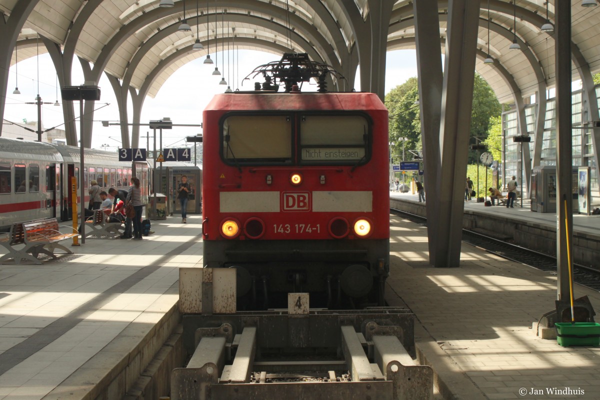 143 174-1 hat am 13.07.2015 mit ihrer Regionalbahn aus Neumünster den Hauptbahnhof von Kiel erreicht.
