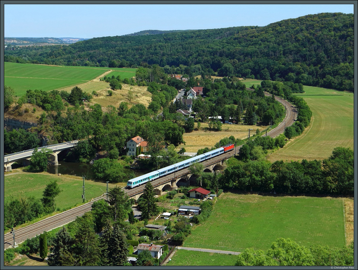 143 175-8 der Salzland Railservice überquert mit dem RB25-Ersatzzug am 24.07.2022 die Saale bei Saaleck.