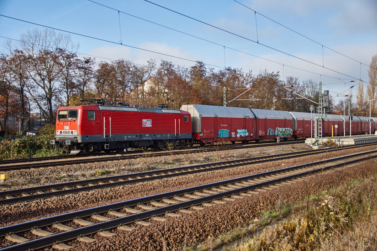 143 175-8 steht am 25.11.16 mit einen Autozug auf einen Nebengleis in Rackwitz(b.Leipzig)