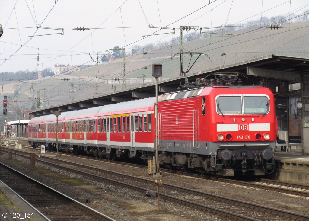 143 176 steht am 17.Mrz 2015 mit RE 4929 nach Stuttgart Hbf im Wrzburger Hbf. 