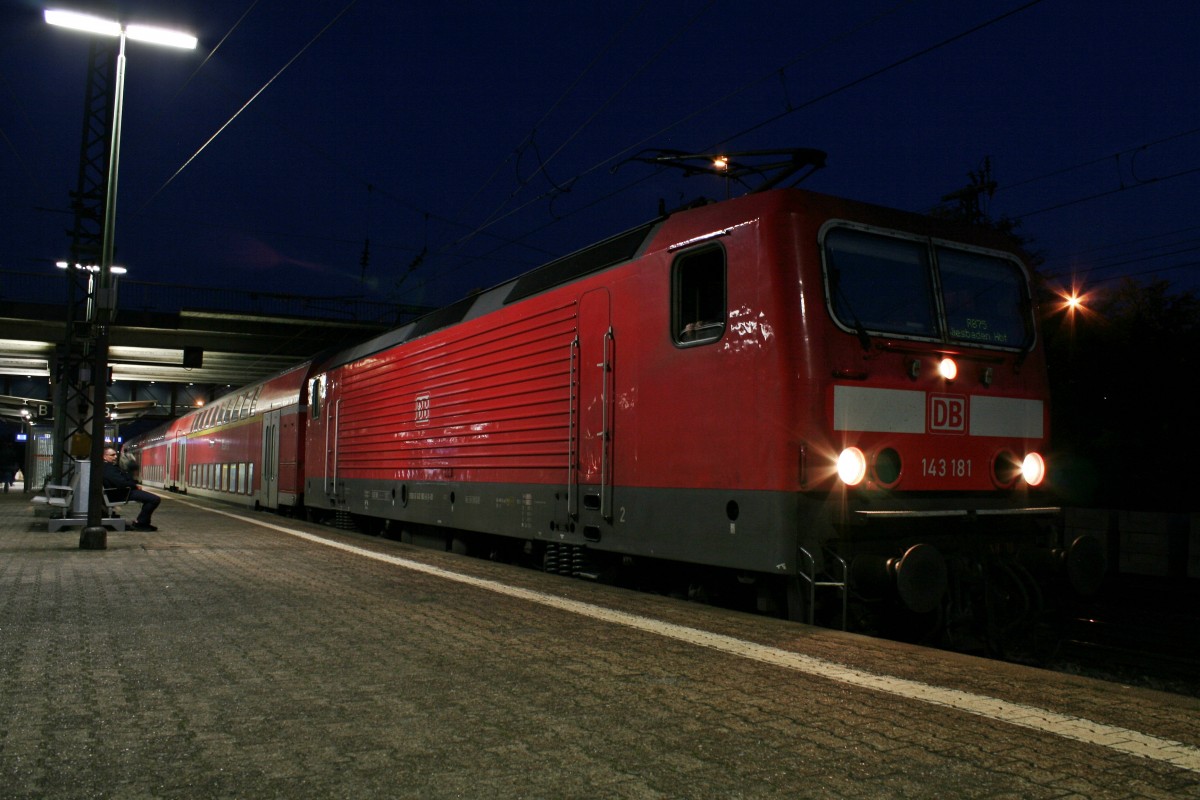 143 181 mit einer RB75 von Aschaffenburg nach Wiesbaden am Abend des 04.10.13 beim kurzen Aufenthalt in Mainz-Bischofsheim Pbf.