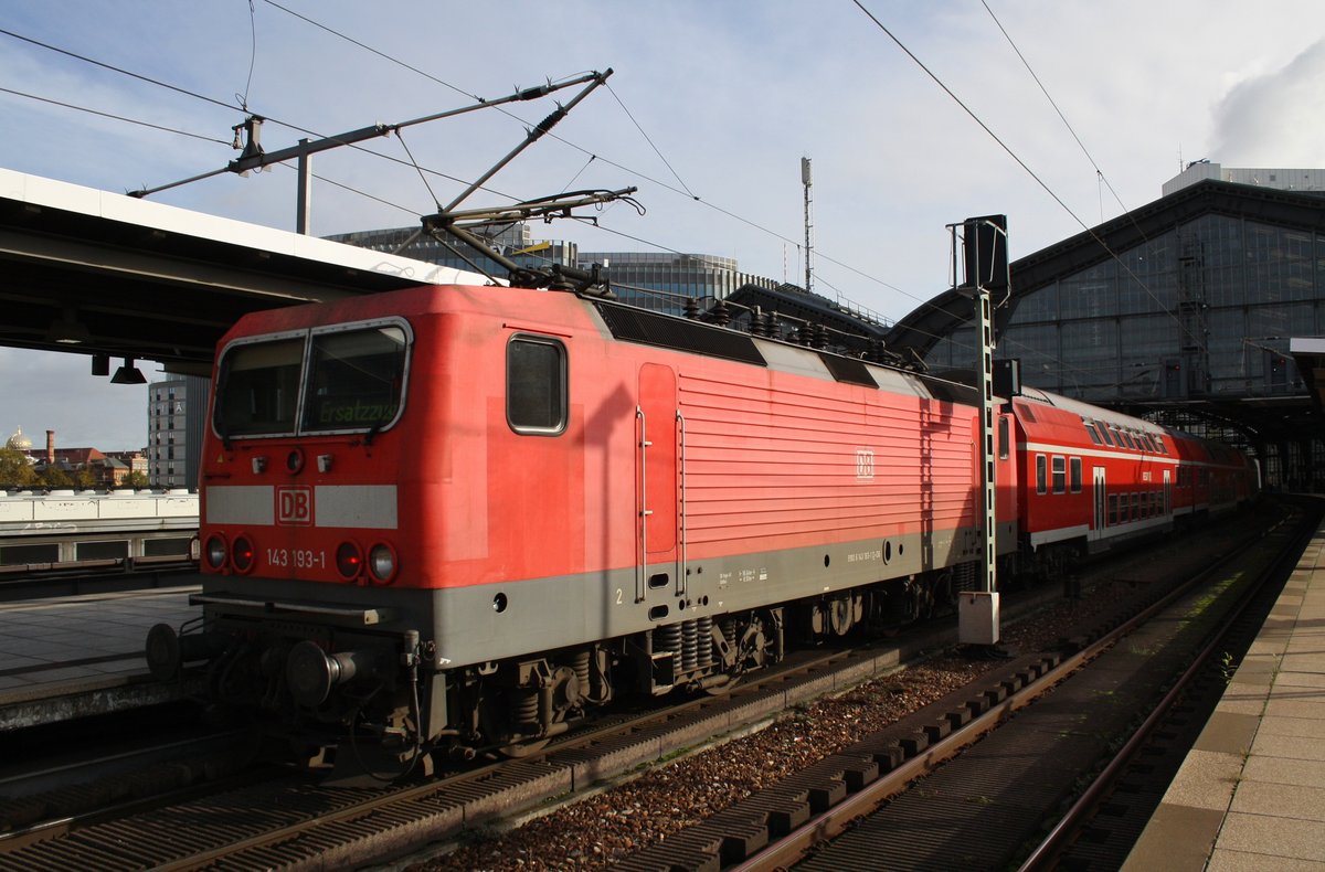 143 193-1 drückt am 29.10.2016 die RB26325  S-Bahn Ersatzverkehr  von Berlin Charlottenburg in den Bahnhof Berlin Friedrichstraße.