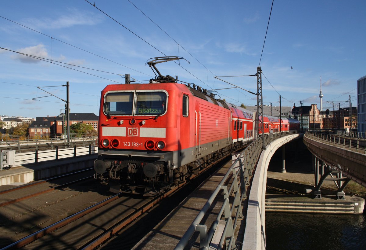 143 193-1 drückt am 30.10.2016 die RB26331  S-Bahn Ersatzverkehr  von Berlin Charlottenburg nach Berlin Friedrichstraße aus dem Berliner Hauptbahnhof.