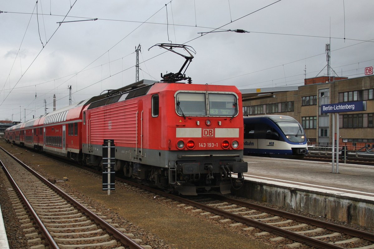 143 193-1 drückt am Nachmittag des 10.3.2017 den RE3 (RE3314) von Berlin Hauptbahnhof (tief) nach Stralsund Hauptbahnhof in den Bahnhof Berlin Lichtenberg.