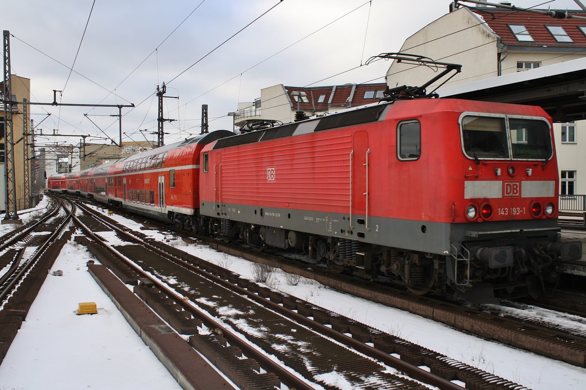 143 193-1 schiebt am 13.02.2021 den RE1 (RE3178) von Frankfurt(Oder) nach Brandenburg Hauptbahnhof aus Berlin Friedrichstraße. 