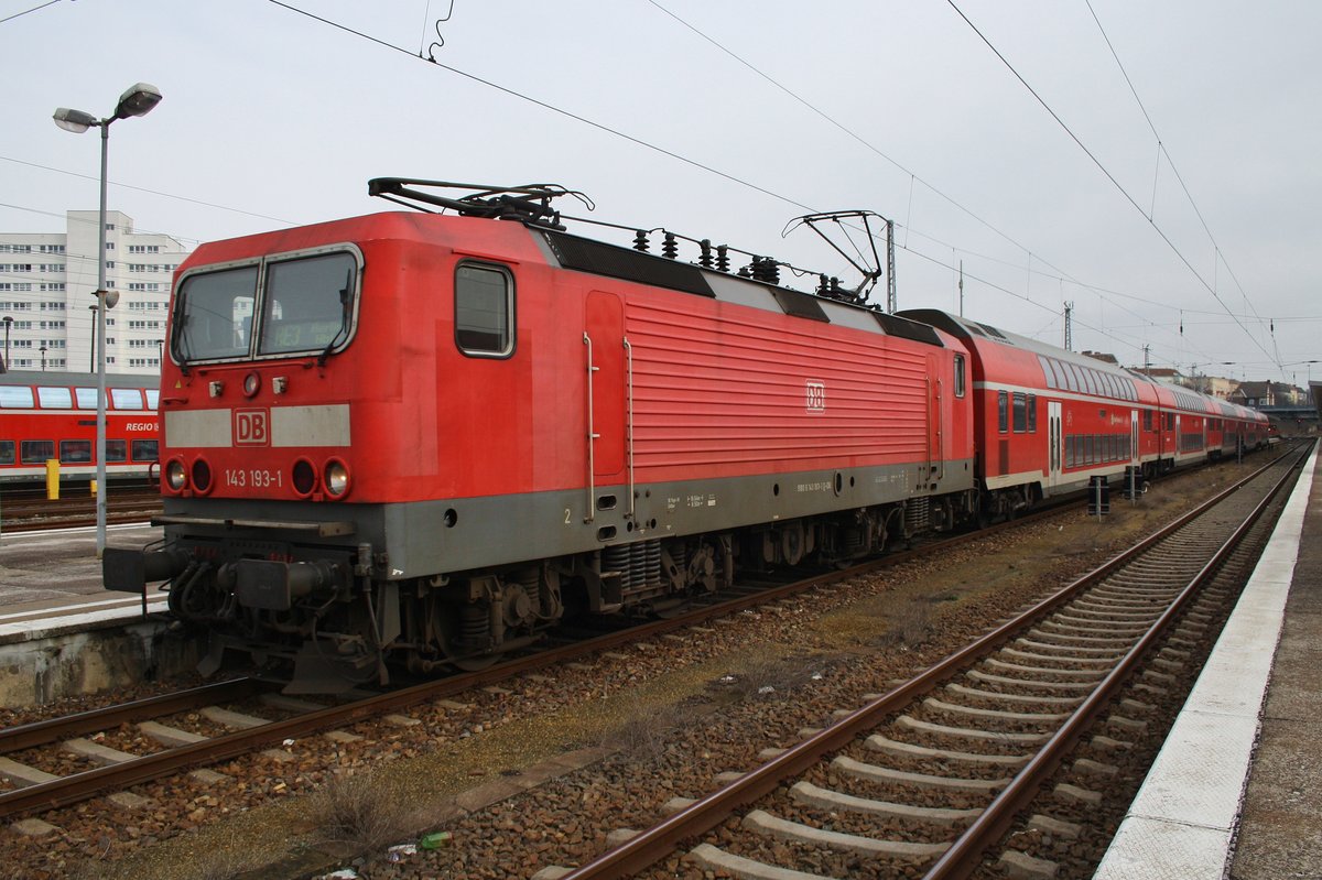 143 193-1 verlässt am 11.3.2017 mit dem RE3 (RE3305) von Stralsund Hauptbahnhof nach Berlin Hauptbahnhof (tief) den Bahnhof Berlin Lichtenberg.