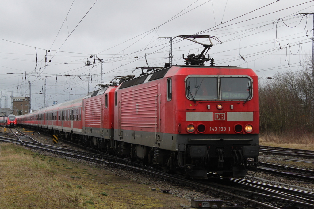 143 193-1+112 118-5 mit Überführung für Kreuzfahrer von Cottbus nach Rostock Hbf bei der Einfahrt im Rostocker Hbf.18.03.2017 