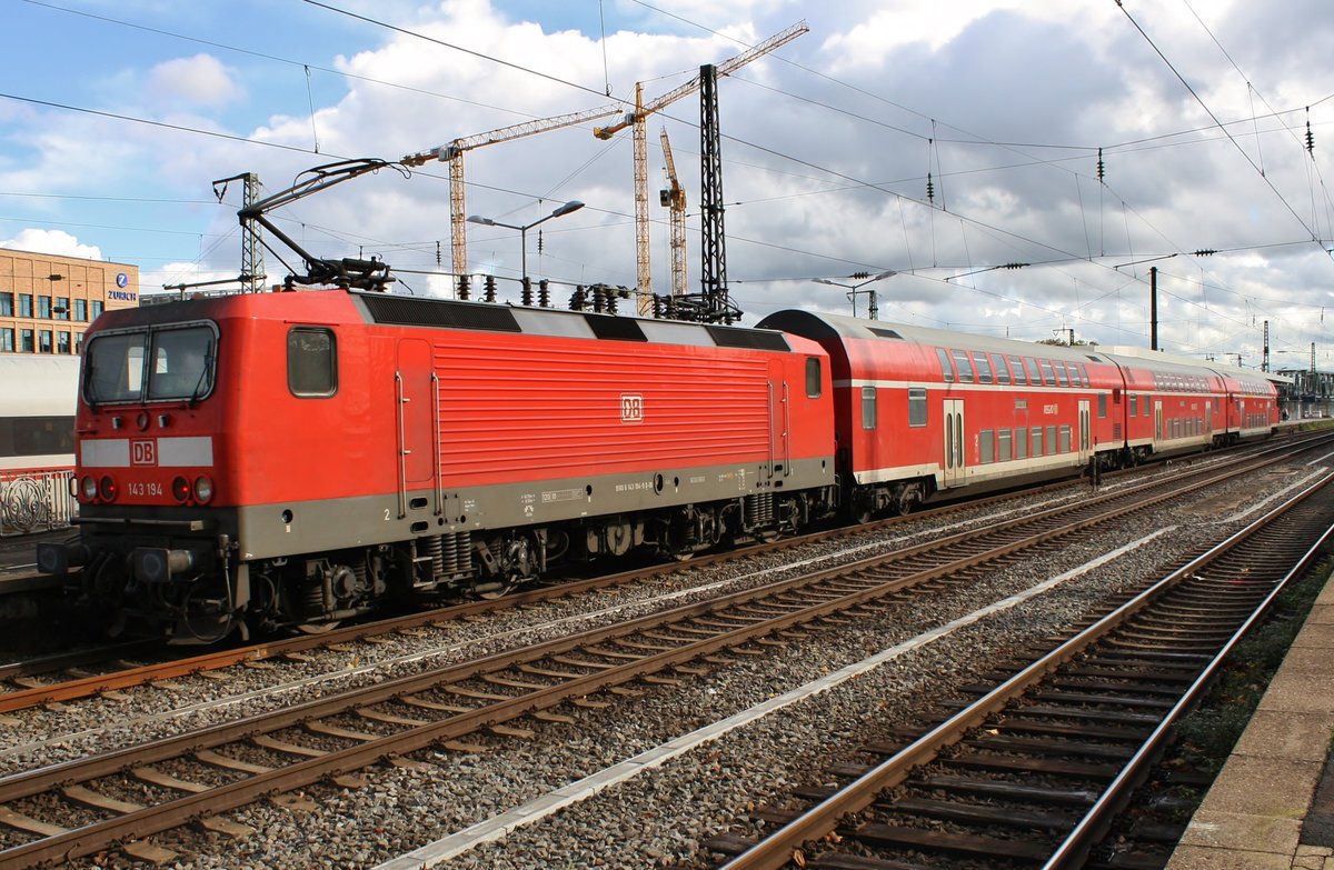 143 194 fährt am 21.10.2019 mit der RB27 (RB12517)  Rhein-Erft-Bahn  von Mönchengladbach Hauptbahnhof nach Koblenz Hauptbahnhof in Köln Messe/Deutz ein.