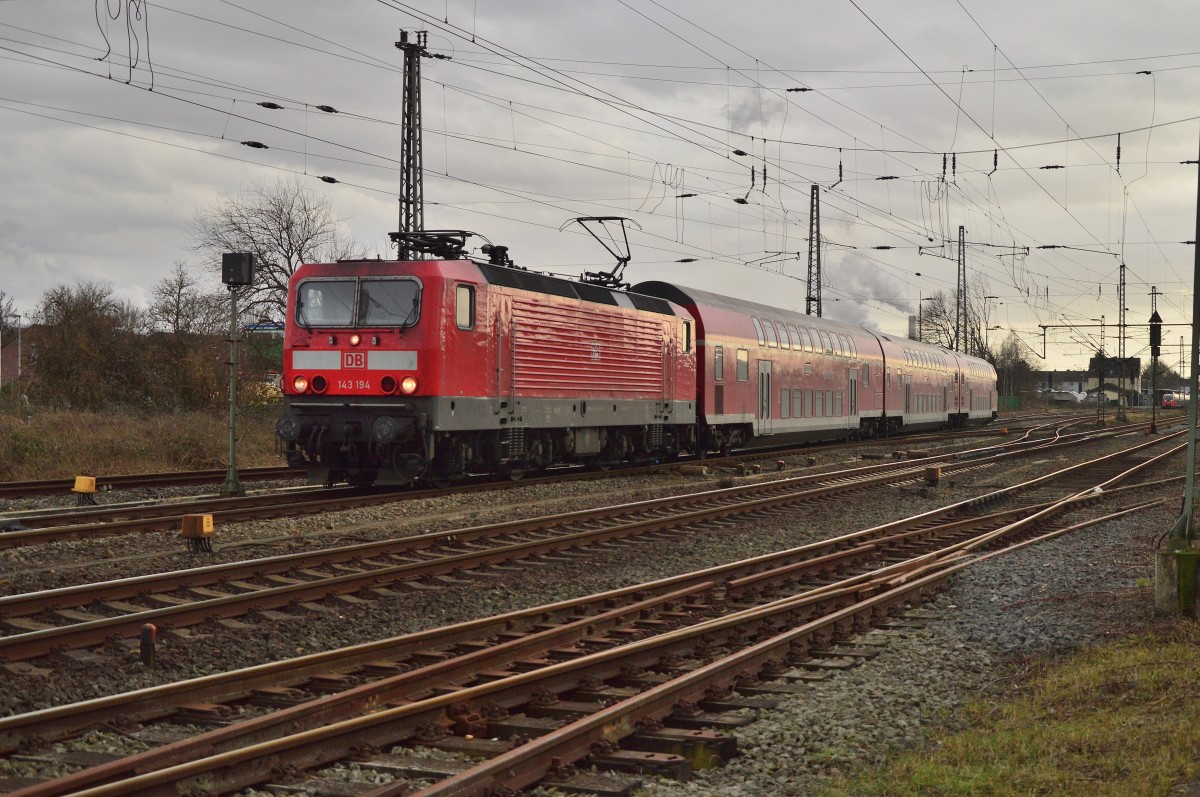 143 194 kommt mit einem RB 27 vor meine Linse, auf dem Weg nach Mönchengladbach Hbf.
2.3.2016