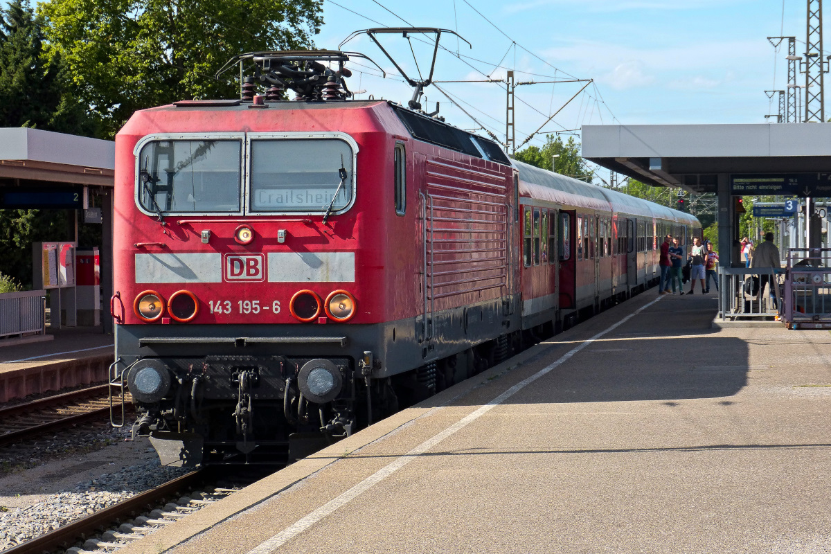 143 195-6 erreichte gerade Crailsheim mit dem Regionalexpress aus Ansbach. Bahnhof Crailsheim. 02.06.2015