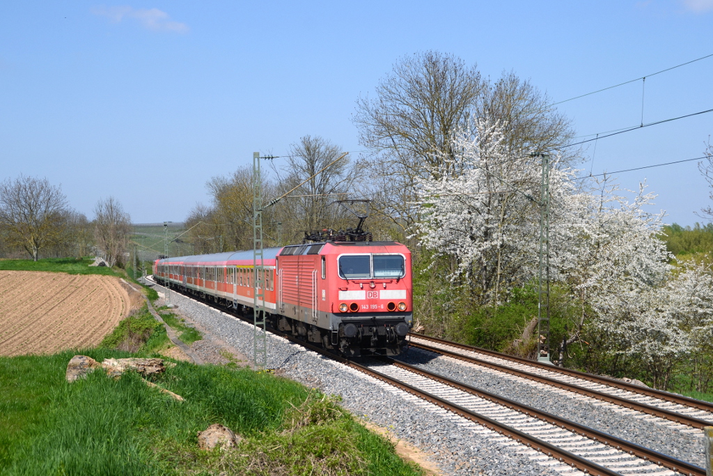 143 195 mit RB 19119 nach Stuttgart Hbf am 20.04.2016 nördlich von Lauffen(Neckar)