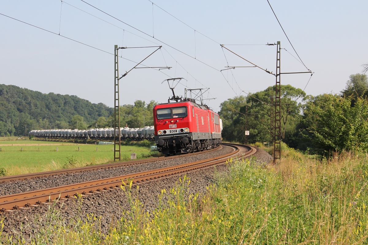 143 204 (MEG 602) und 155 195 (MEG 704) mit Zementzug in Fahrtrichtung Süden. Aufgenommen bei Hermannspiegel am 09.07.2013.