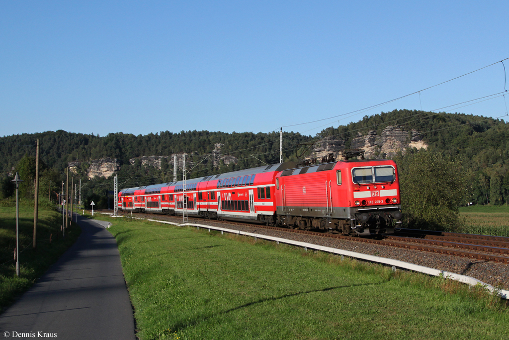 143 205 mit einer S-Bahn am 07.09.2013 bei Kurort Rathen.