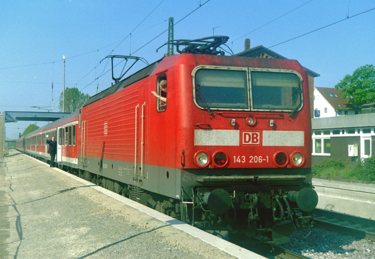 143 206 mit RB 24411 (Tostedt–Hamburg-Harburg) am 11.05.2006 in Tostedt