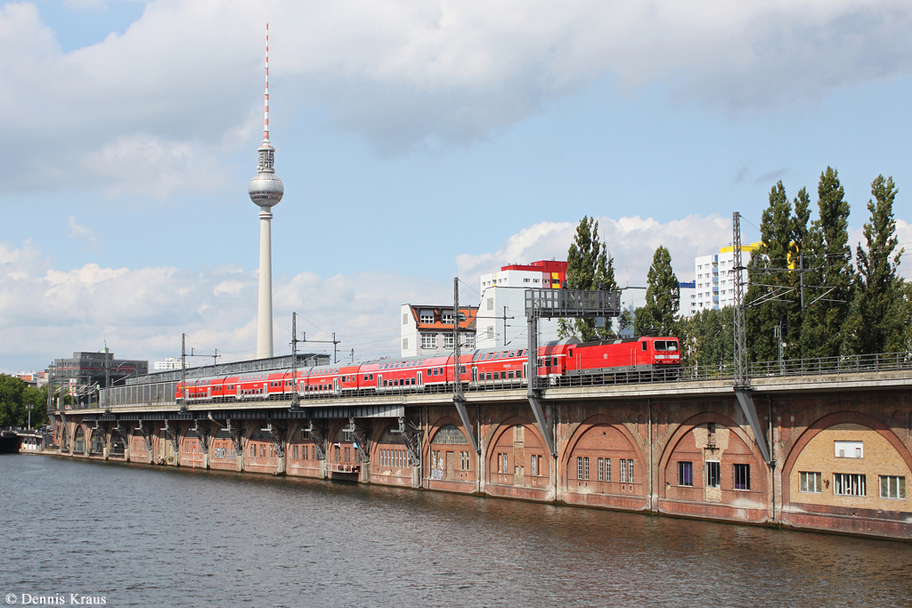 143 210 mit S Bahn Ersatzzug am 23.08.2014 auf der Jannowitzbrücke in Berlin.