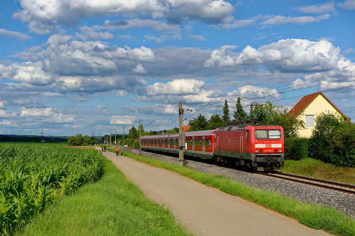 143 214 DB Regio schiebt die S2 (Roth - Altdorf) in den Haltepunkt Winkelhaid, 03.07.2020