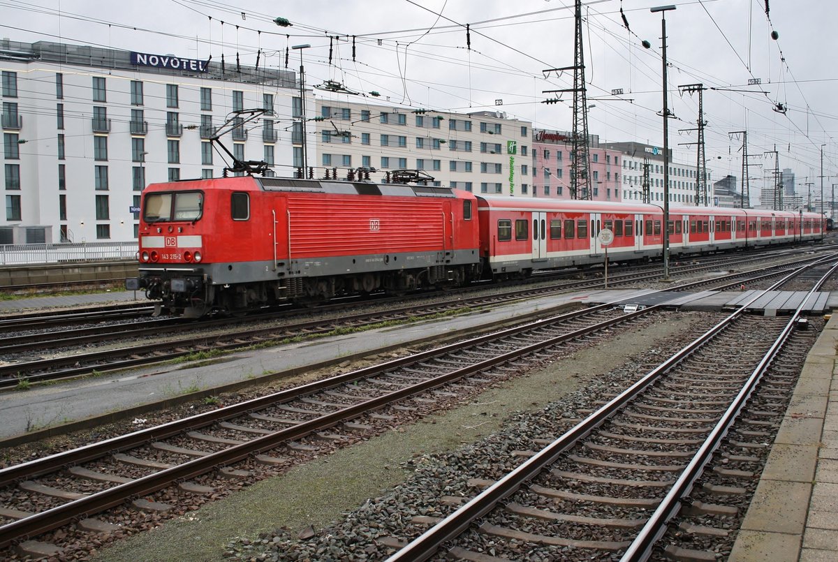 143 215-2 verlässt am 28.12.2017 mit der S2 von Schwabach nach Feucht den Nürnberger Hauptbahnhof.