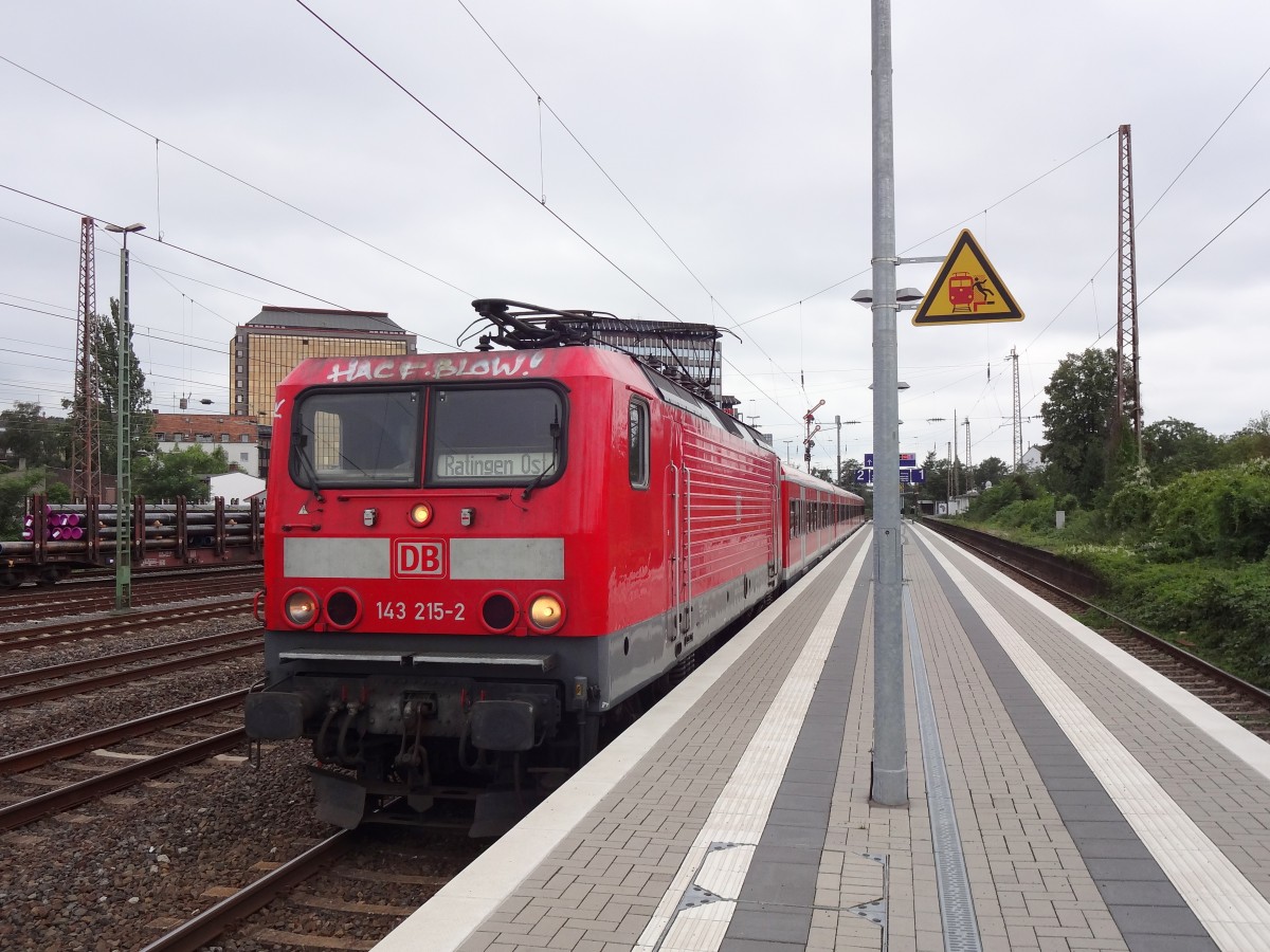 143 215 hat vor wenigen Sekunden den Bahnhof Düsseldorf Rath erreicht. 
In kürze schießt sie mit Vollgas dem Endbahnhof Ratingen Ost entgegen. 