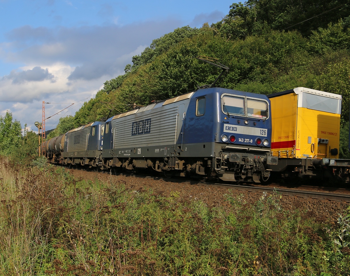 143 217-8 (RBH 126) in Doppeltraktion mit 143 084-2 (RBH 110) und Kesselwagenzug in Fahrtrichtung Süden. Aufgenommen zwischen Friedland(HAN) und Eichenberg am 20.09.2015.