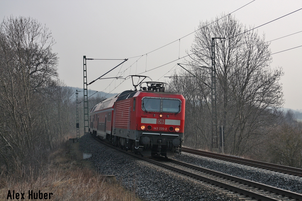 143 220 mit einer Regionalbahn am 20.03.2015 bei der Einfahrt Weimar ri. Erfurt. 