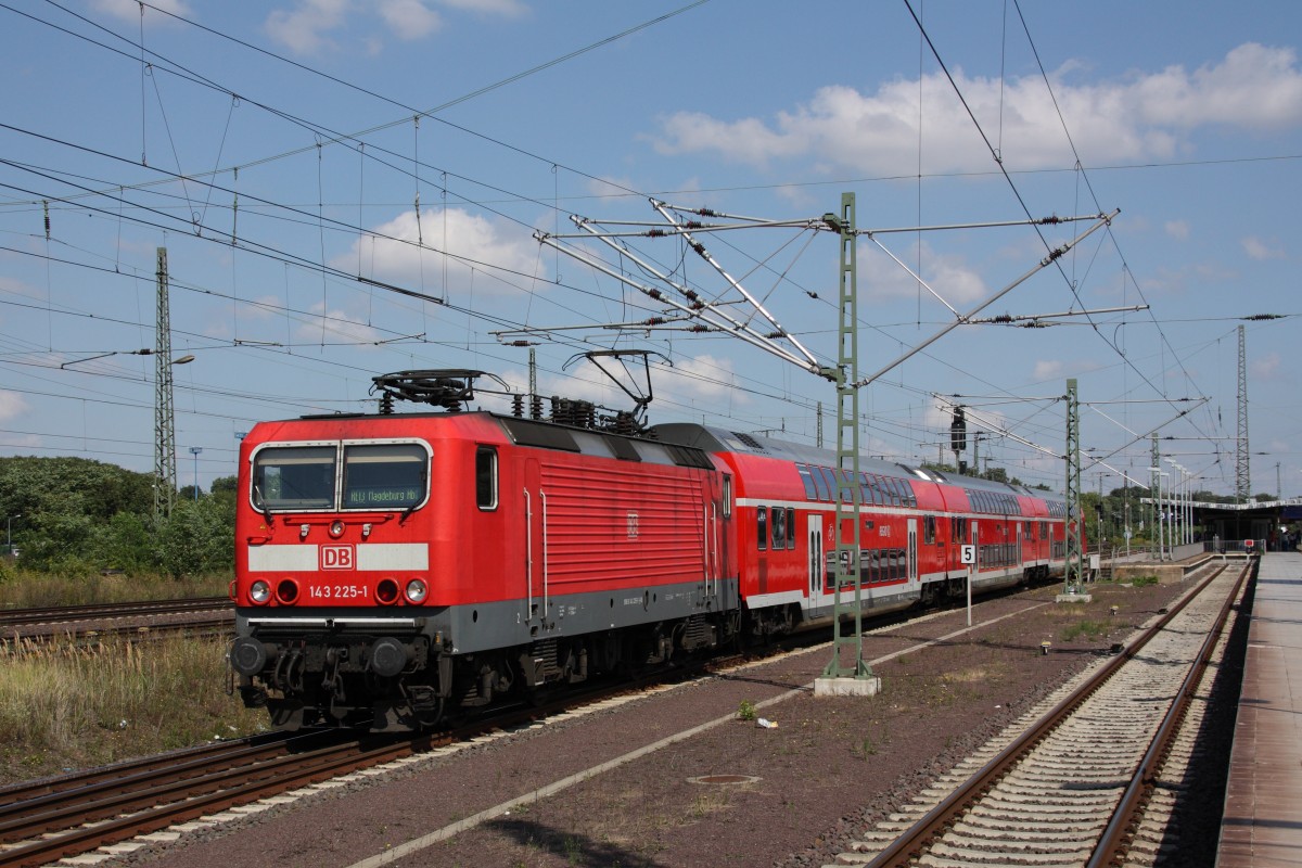 143 225-1 ist kurz zuvor mit einem RE aus Leipzig auf Gleis 8 in Magdeburg Hbf eingefahren. Der Zug wird bis zur Rckleistung im Vorfeld des Bahnhofs abgestellt. Fotografiert am 24.08.2013. 