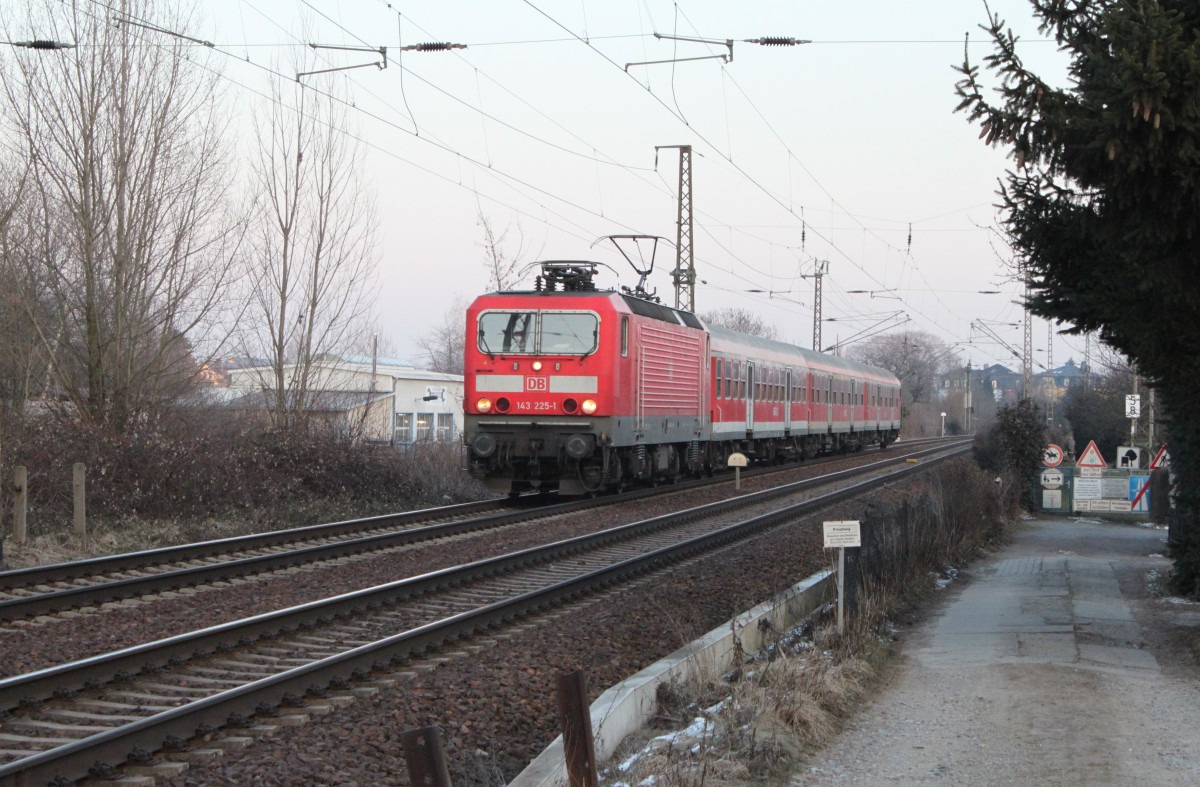 143 225 zieht am 23.02.2011 RE 18414 von Dresden nach Cottbus durch die Ortslage Cossebaude.