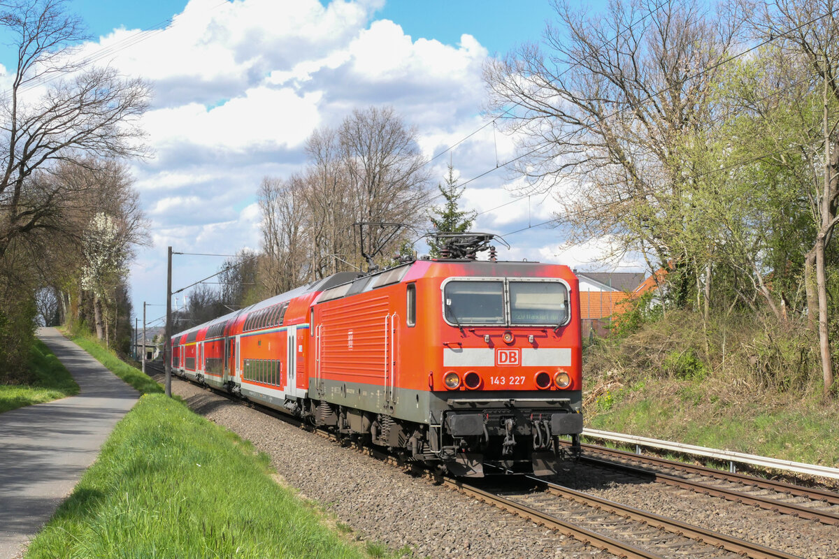 143 227 zieht ihren RE 20 nach Frankfurt Hbf durch Wörsdorf. 29.04.2021