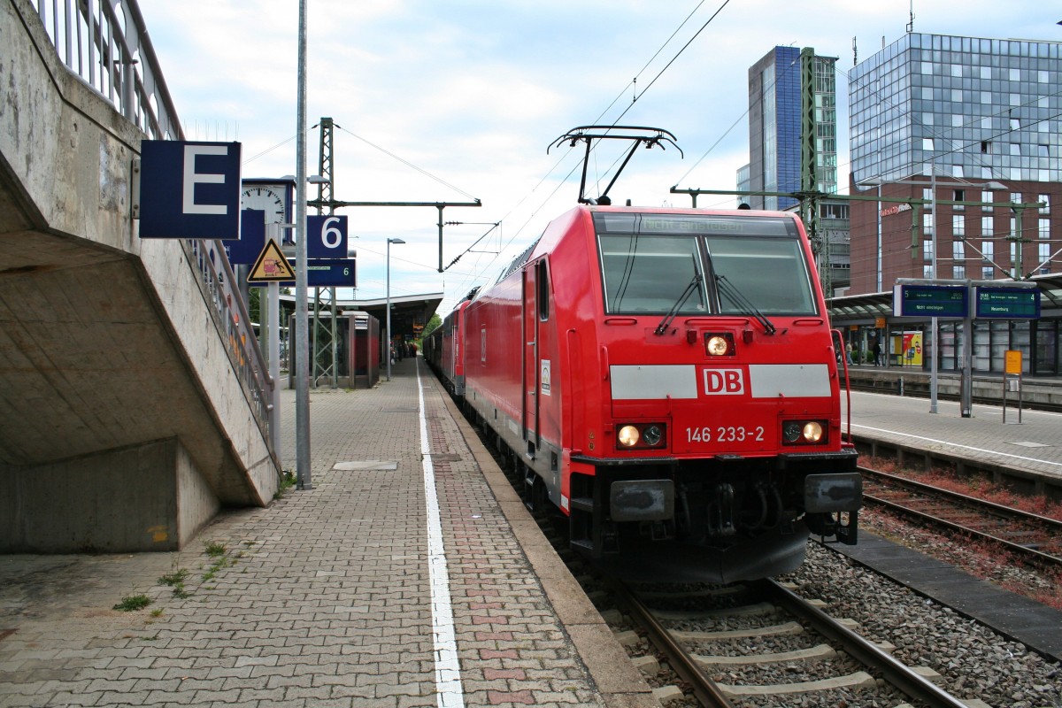 143 233-2 schleppte am Morgen des 24.05.14 den mit 111 062-6 bespannten RE 26701 von Offenburg nach Freiburg (Breisgau) Hbf. Hier konnte ich den Zug kurz nach der Ankunft in seinem Zielbahnhof fotografieren.