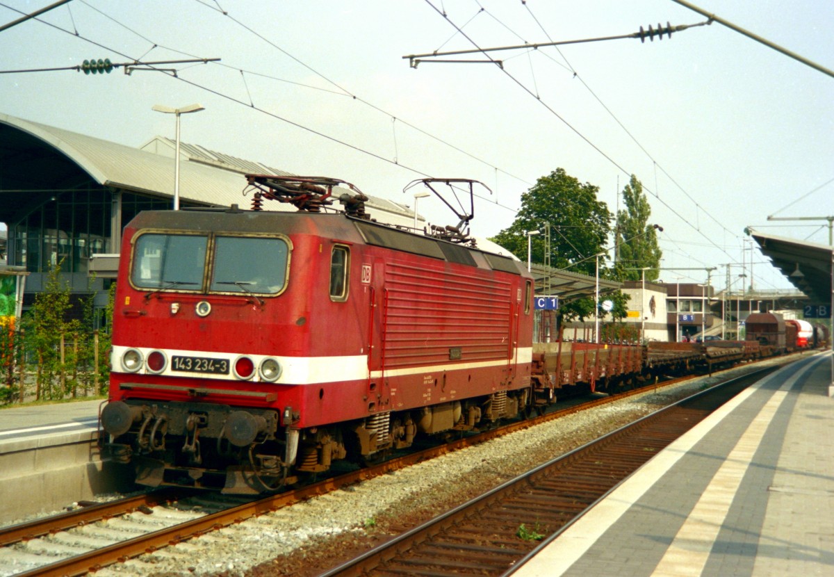 143 234 mit Gterzug Richtung Hannover am 20.08.1998 in Peine