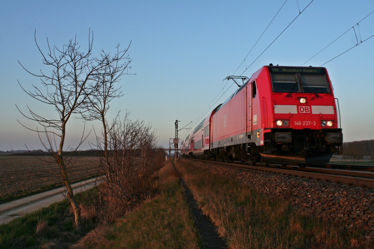 143 237-3 mit einer RB von Freiburg (Breisgau) Hbf nach Neuenburg (Baden) im Abendlicht des 08.03.14 sdlich von Hgelheim.