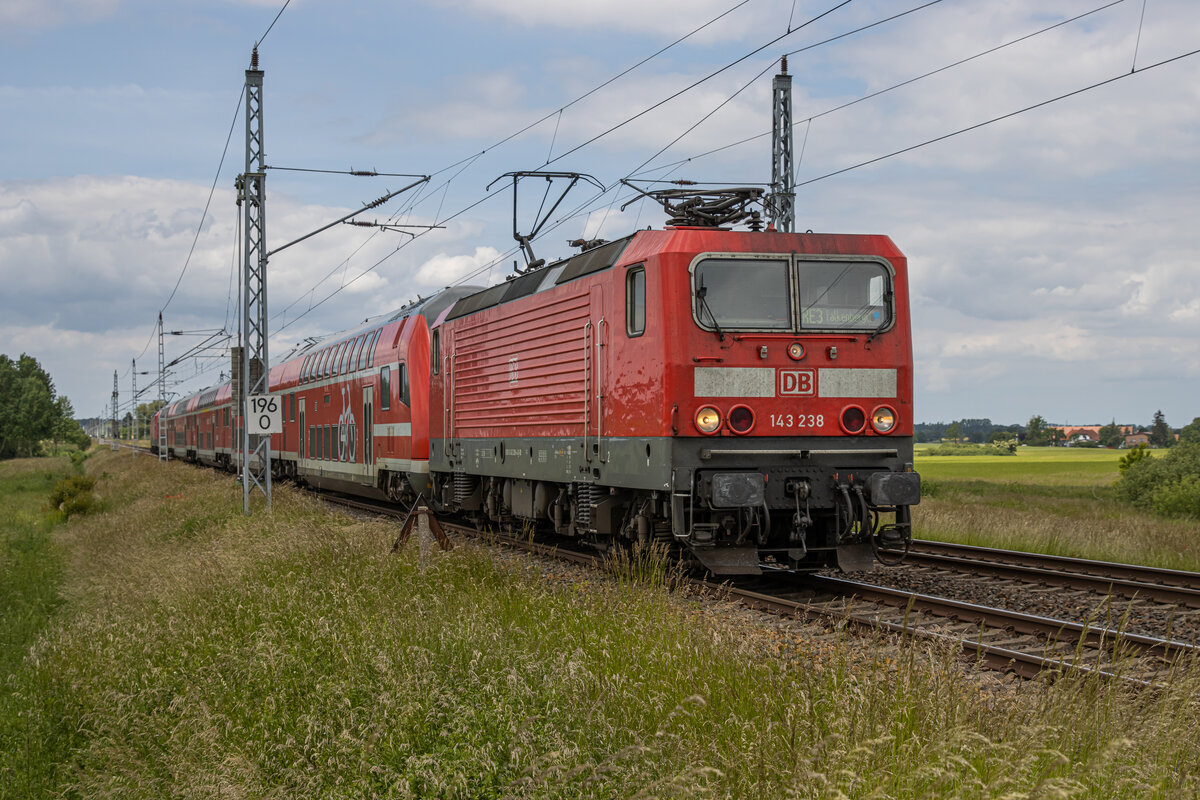 143 238 ziehend und 112 102 schiebend am RE 3 3311 (Stralsund Hbf - Falkenberg). Aufgenommen am 15.06.2022 bei Groß Kiesow.
