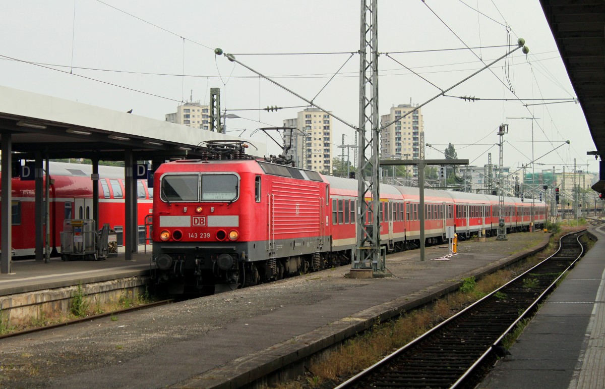 143 239 erreicht mit einem RE aus Aalen den Hauptbahnhof von Stuttgart.