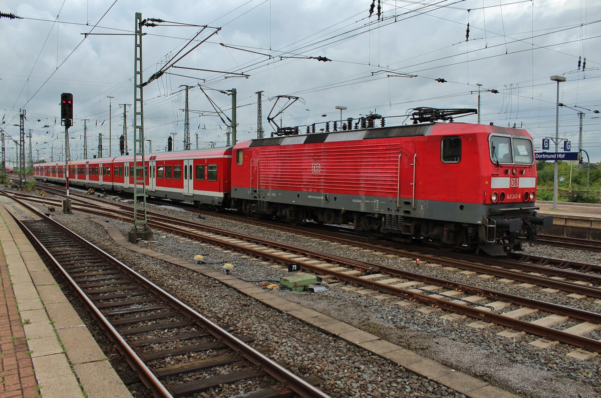 143 241-8 erreicht am 18.8.2017 mit der S1 von Essen-Steele Ost den Dortmunder Hauptbahnhof.
