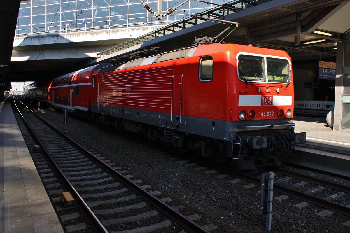 143 242 steht am 19.4.2019 mit der RB10 (RB18524) nach Nauen in Berlin Südkreuz bereit.