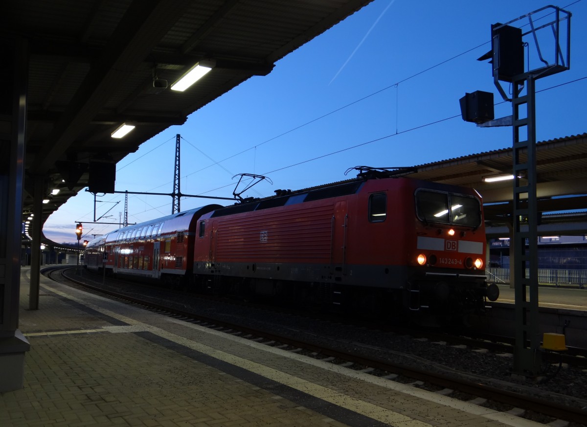 143 243 ist am 12.01.14 in Plauen/V. oberer Bahnhof zusehen.