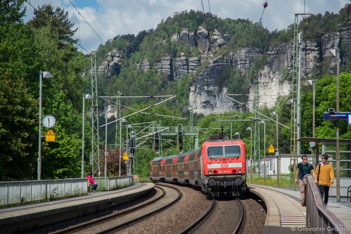 143 244-1 mit S1 nach Schöna bei Kurort Rathen, am 26.05.2015