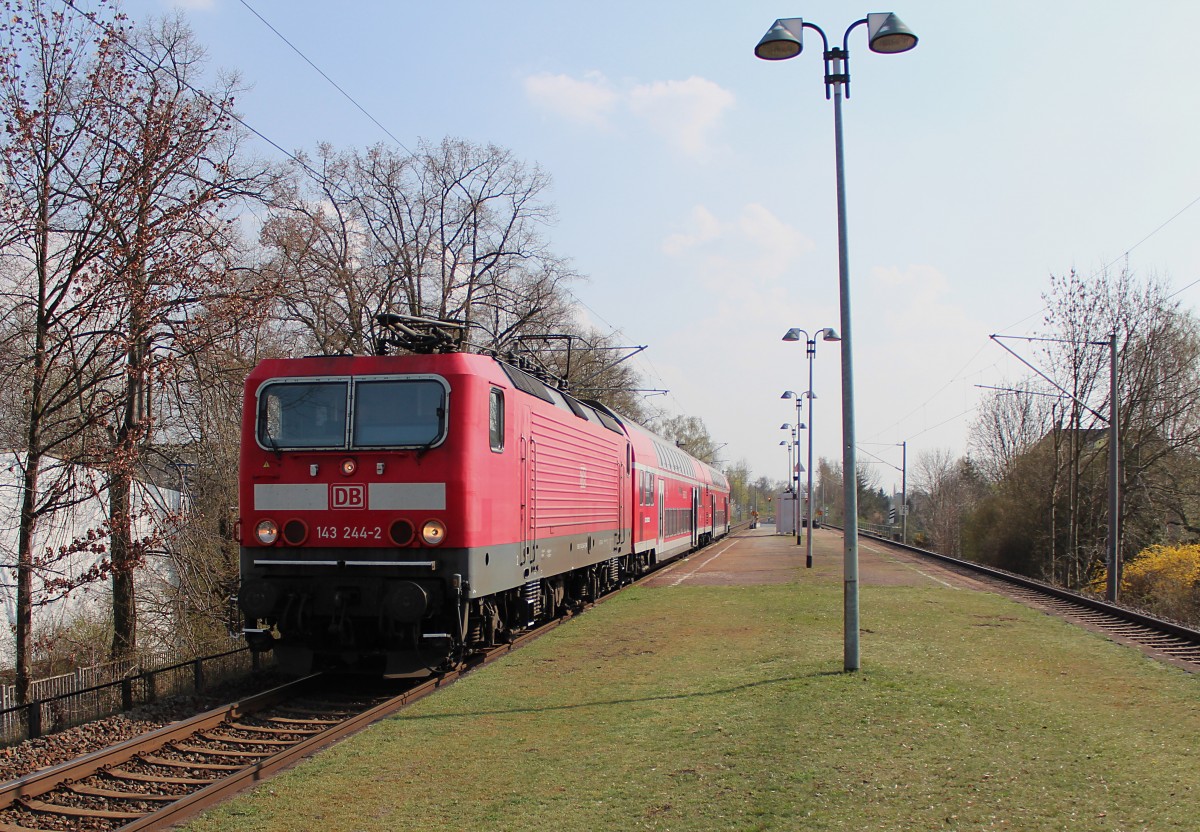 143 244-2 steht am 02.04.2014 mit der RB 17227 nach Dresden Hbf in Zwickau-Pölbitz.