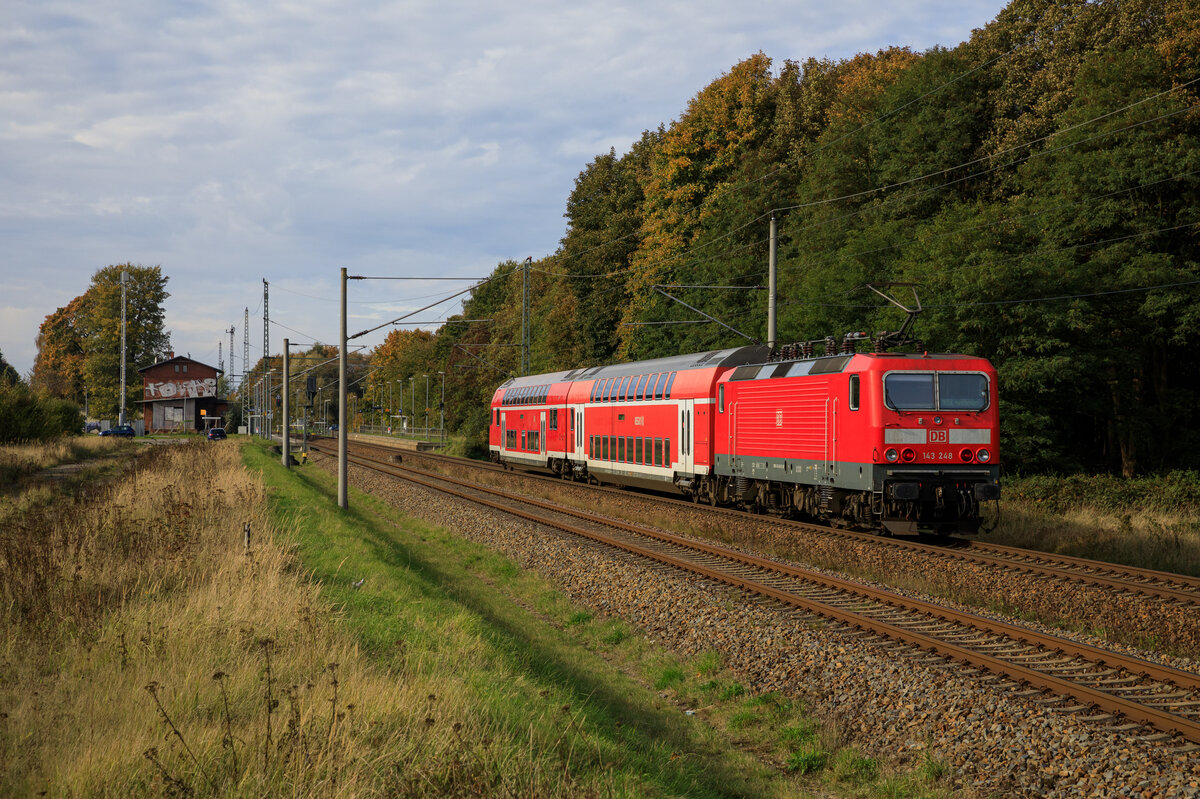 143 248 mit einem Leerpark von Stralsund nach Rostock. Aufgenommen am 21.10.2022 bei der Durchfahrt in Martensdorf.
