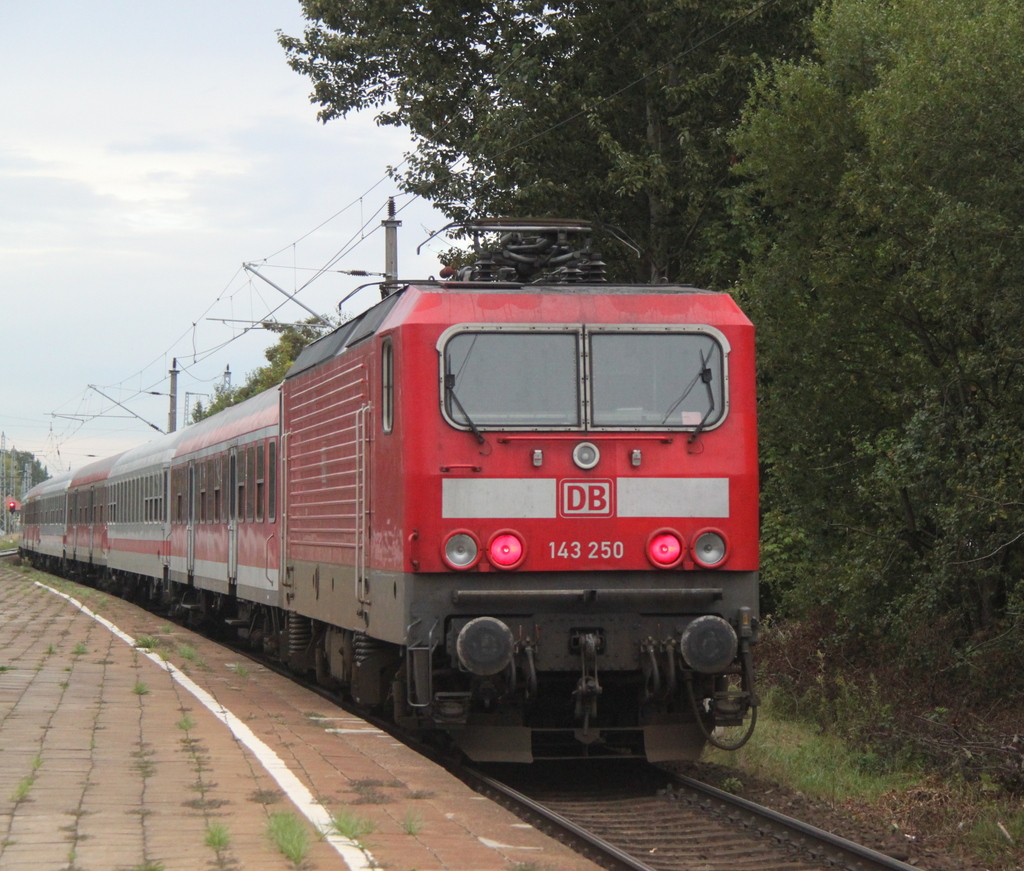 143 250-9 mit 70110 von Rostock Hbf nach Warnem�nde bei der Durchfahrt am 16.09.2015 im Haltepunkt Rostock-Holbeinplatz.