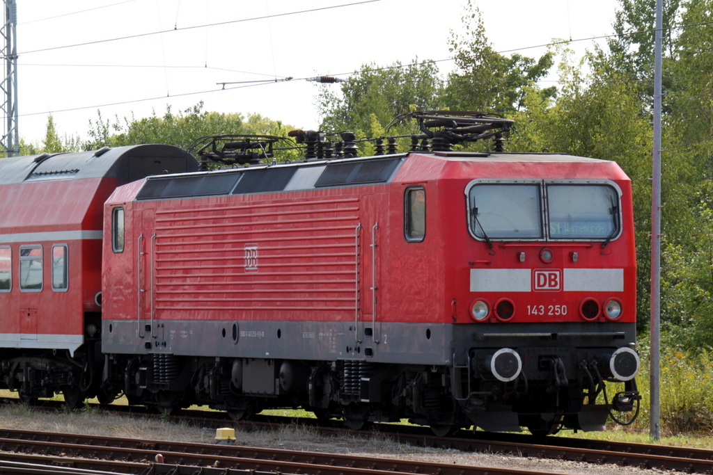 143 250-9 mit S1 von Rostock Hbf nach Warnemnde abgestellt im Rostocker Hbf.08.08.2014