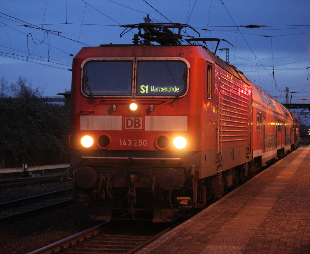 143 250-9 mit S1 von Rostock Hbf nach Warnem�nde kurz vor der Ausfahrt im Haltepunkt Rostock-Bramow.14.01.2015