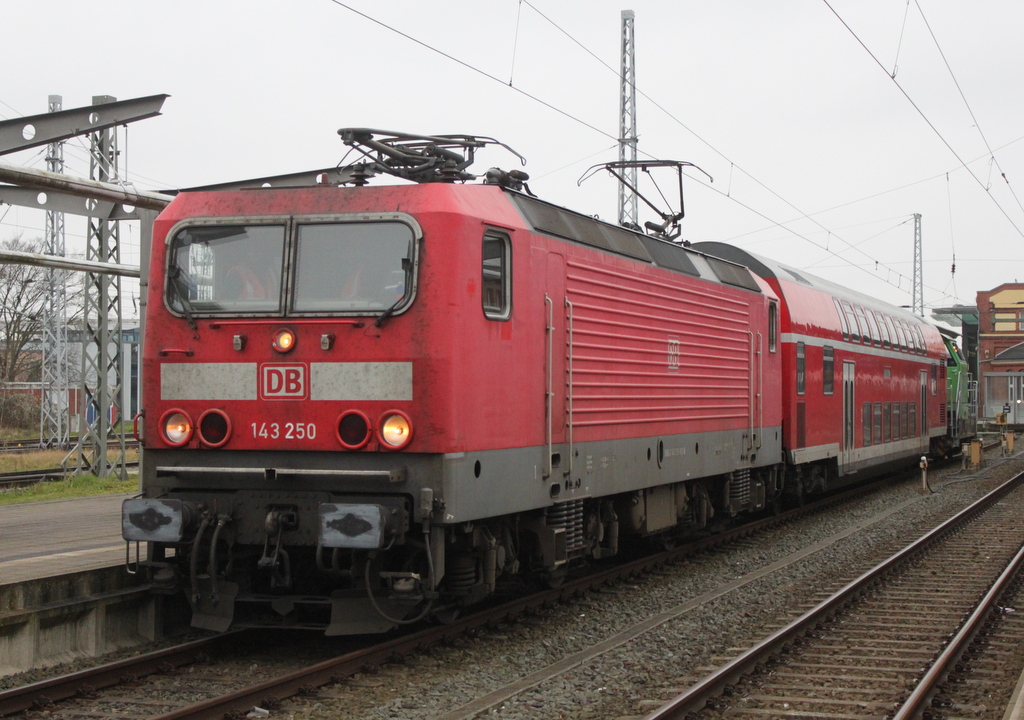 143 250-9 stand am Nachmittag des 06.12.2019 mit einem DBpza 751.3 im Rostocker Hbf