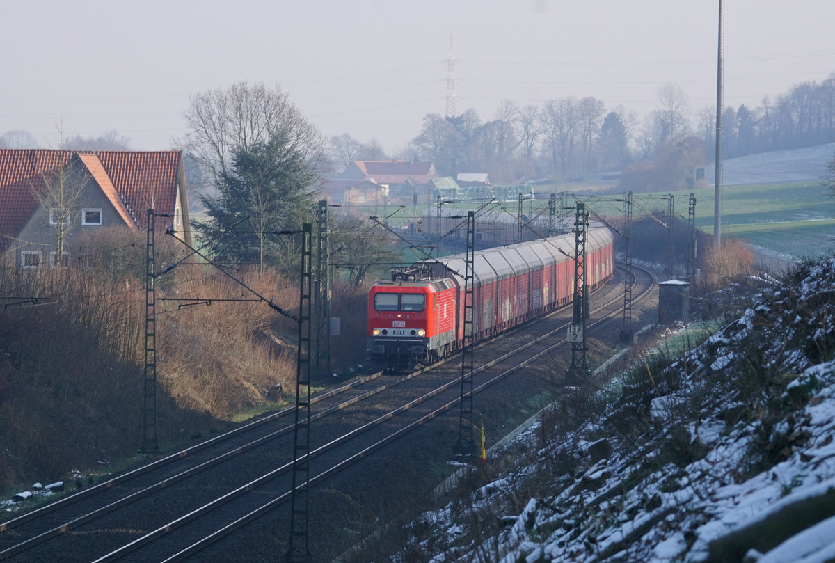 143 257-4 (MEG 604) am 09.02.2018 mit geschlossenen DB Autotransportwagen in Fahrtrichtung Osnabrück zwischen Bohmte und Ostercappeln.