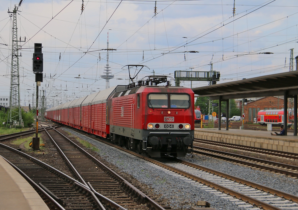 143 257-4 (MEG 604) mit geschlossenen Autotransportwagen. Aufgenommen im Hauptbahnhof Bremen am 11.05.2016.