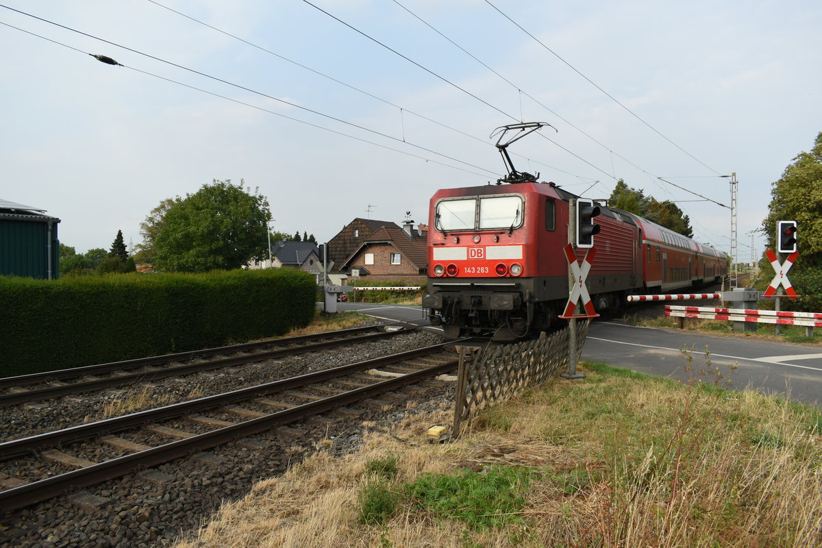 143 263 auf dem BÜ Fürther Hecke mit einem RB 27 nach Koblenz. Dienstag 21.8.2018