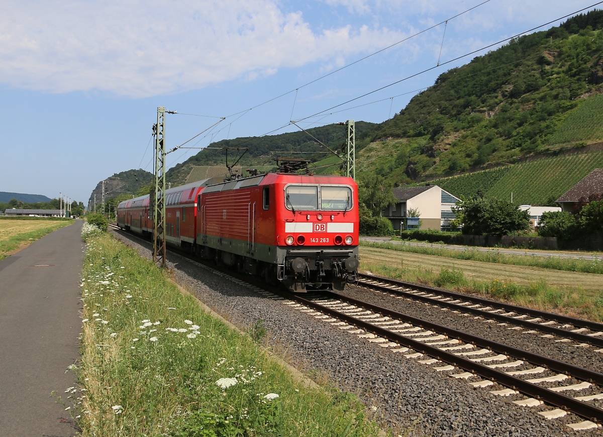 143 263 mit dem RB 27 in Richtung Koblenz Hbf. Aufgenommen in Leutesdorf am 17.07.2015.